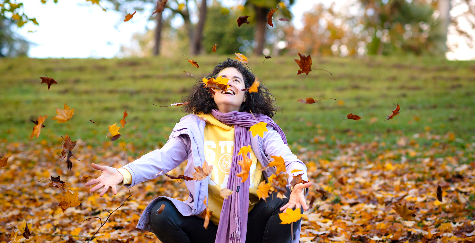 Portrait Elodie Frigot jouant dans les feuilles au parc Beaumont par Chali Photographies
