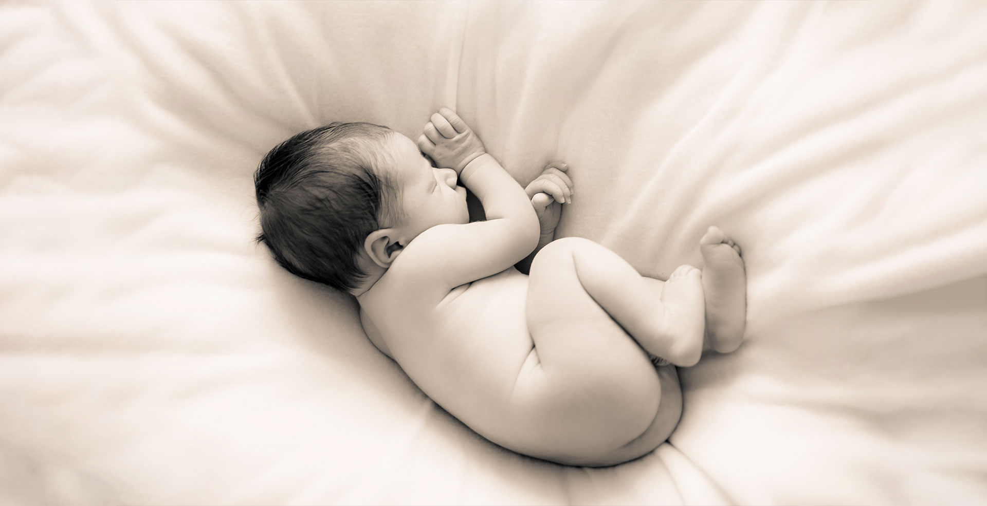 photo de bébé endormi en forme de haricot à domicile