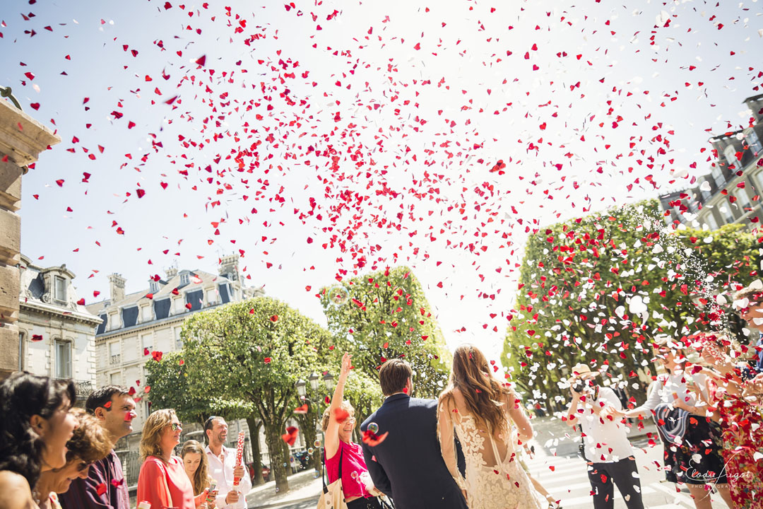 Photo mariage sortie de cérémonie civile à la mairie de Pau sous les confettis Elodie Frigot Photographe