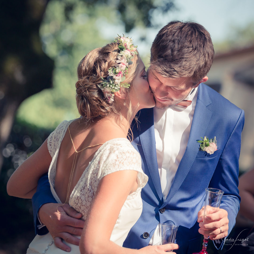 Photo bisou mariés au cocktail mariage Elodie Frigot Photographe