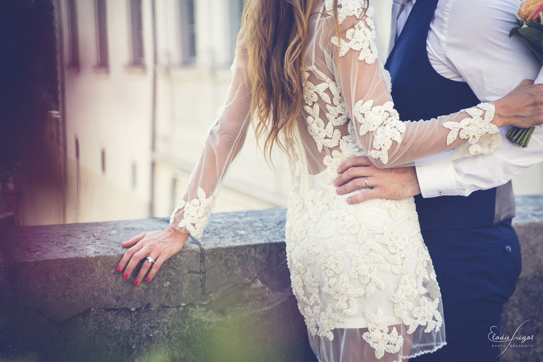 Photo de couple et robe de mariée courte au quartier du Chateau de Pau - Elodie Frigot Photographe
