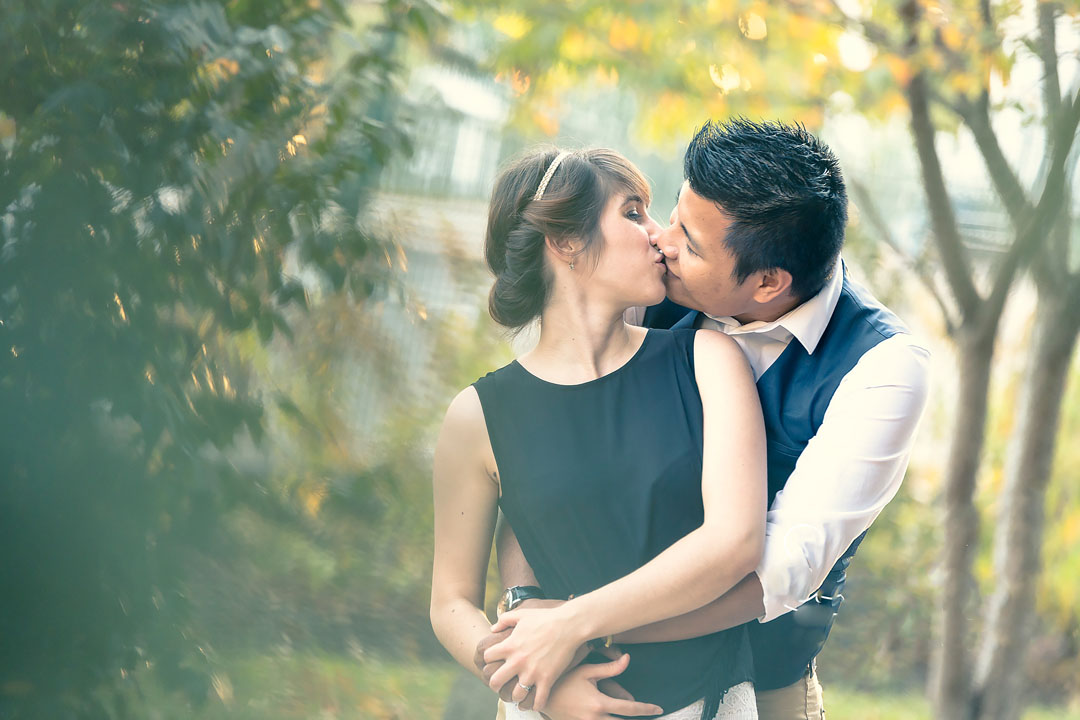 Séance d'engagement baiser au jardin japonais - Elodie Frigot Photographe