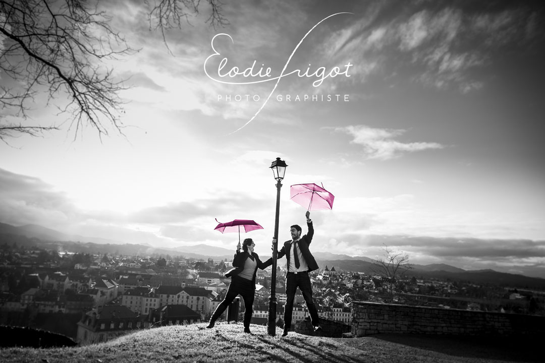 Séance d'engagement en amoureux avec parapluies rose à Oloron - Elodie Frigot Photographe