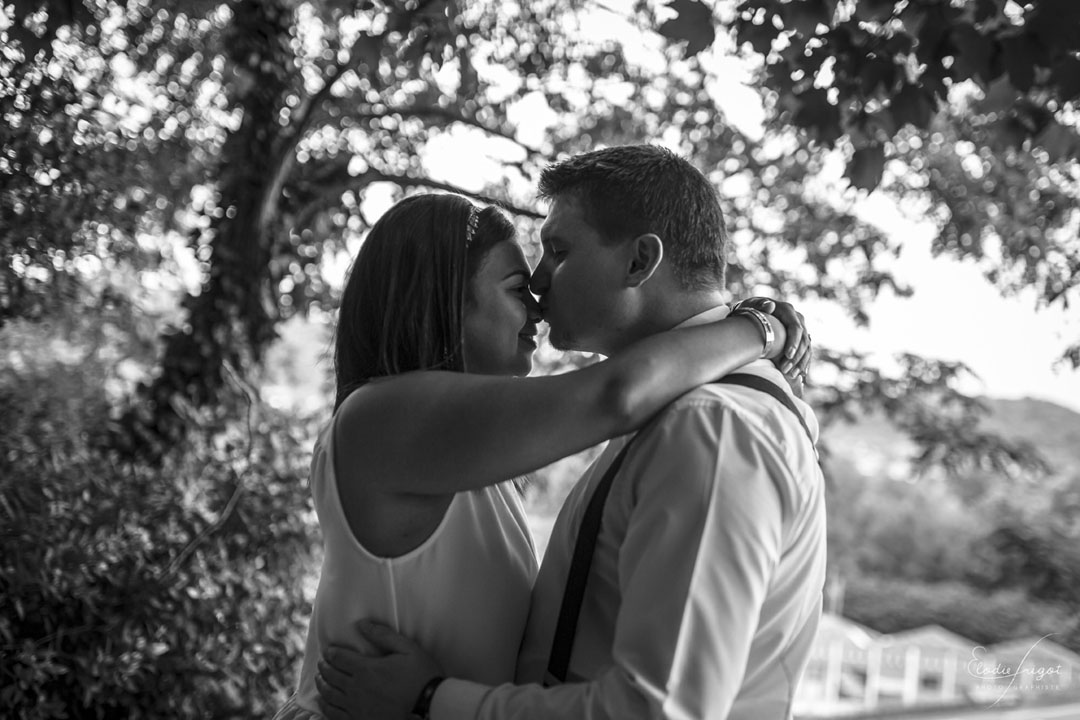 Séance d'engagement en amoureux baiser au parc de Franqueville - Elodie Frigot Photographe