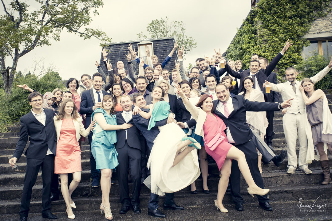 Photo de groupe fun avec mariés au Domaine de Lucain - Elodie Frigot Photographe