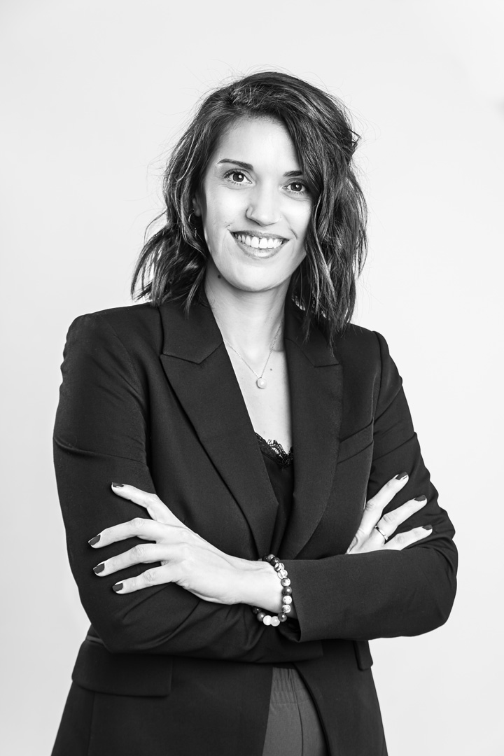 Photo Corporate d'agent immobilier en noir et blanc au studio Elodie Frigot Photographe