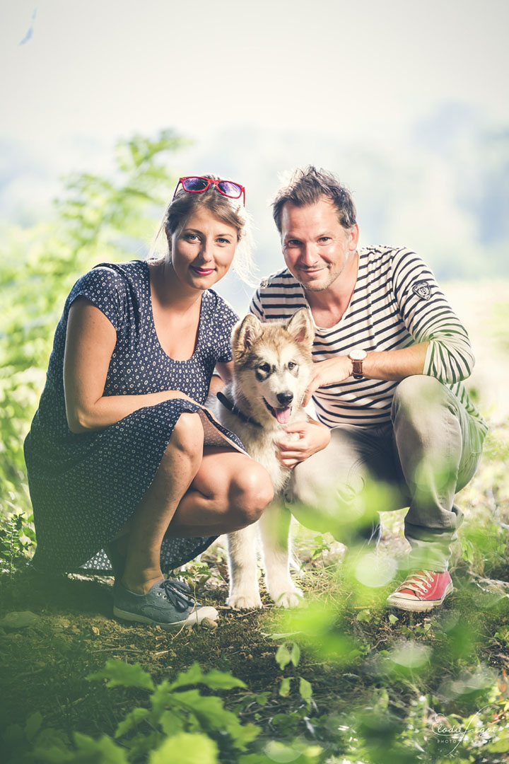 Portrait couple avec chien Malamute Elodie Frigot Photographe
