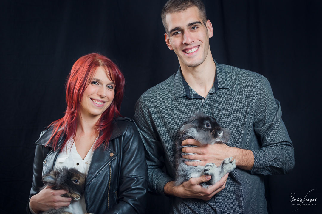 Portrait couple avec lapins au studio Elodie Frigot Photographe