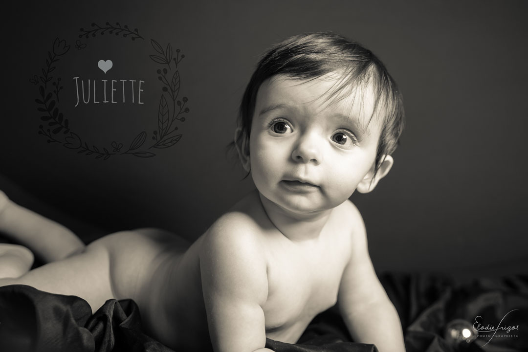 Photo de bébé nu souriant au studio Elodie Frigot Photographe