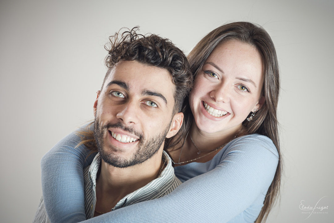 Photo jeune Couple souriant au studio - Elodie Frigot Photographe