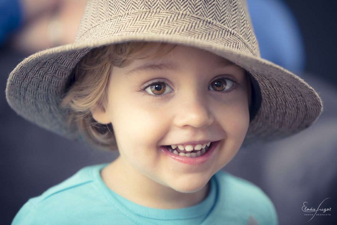 Portrait enfant avec chapeau au studio Elodie Frigot Photographe