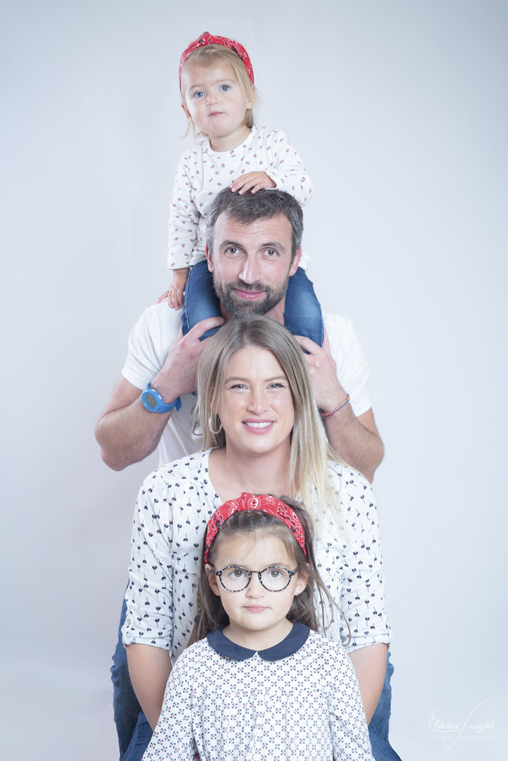 Photo Famille heureuse en colonne au studio Elodie Frigot Photographe