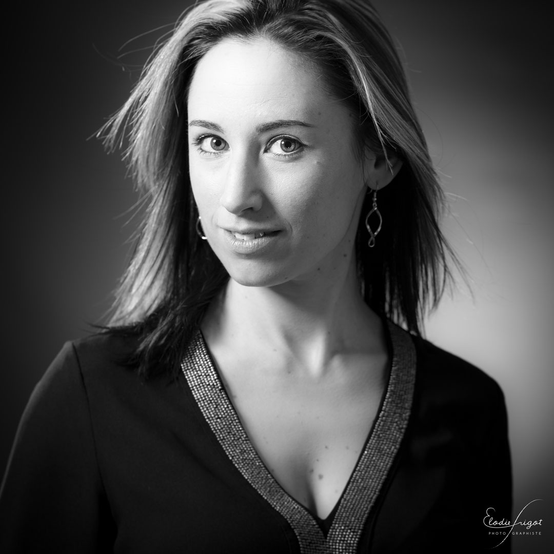 Portrait noir et blanc femme au studio Elodie Frigot Photographe