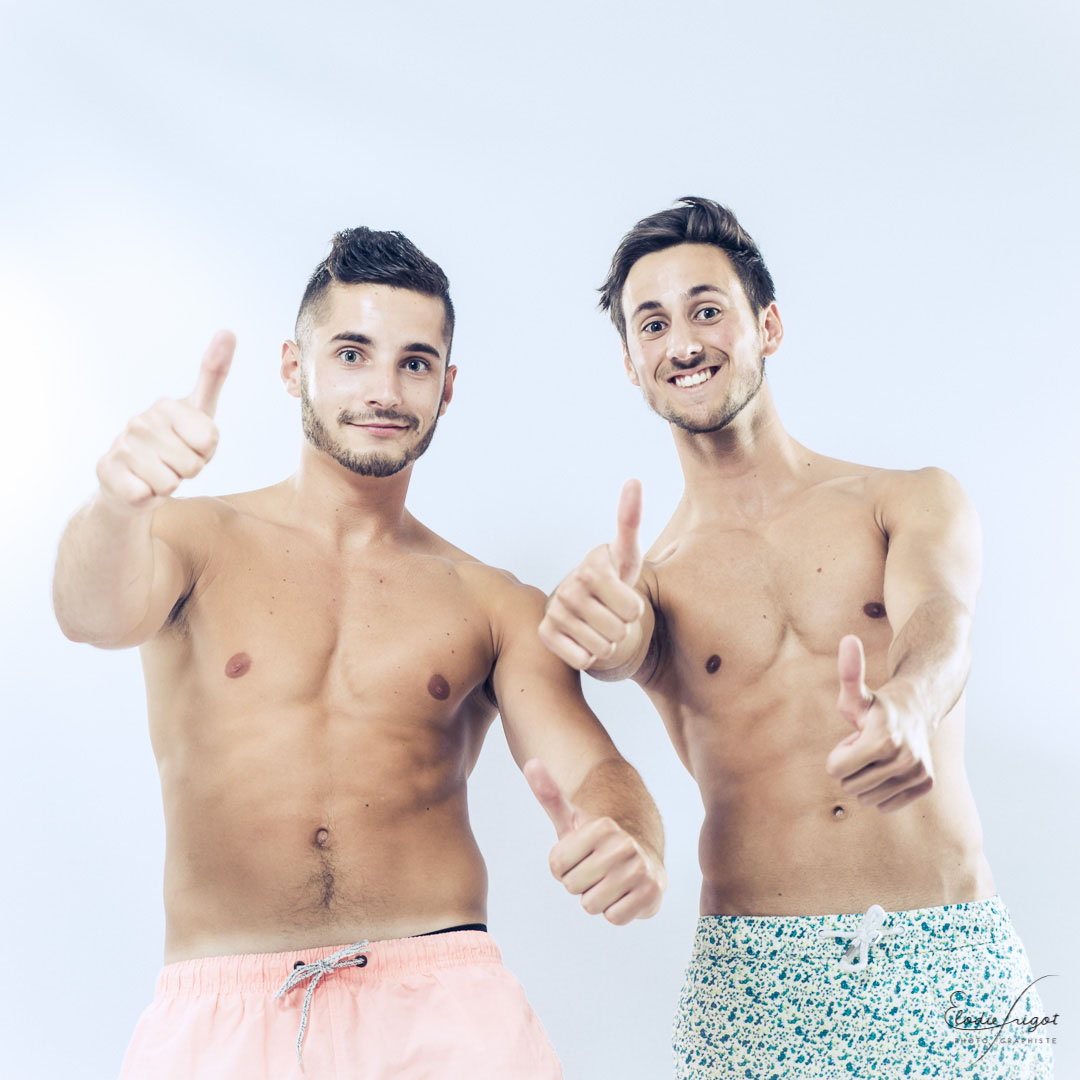 Jeunes hommes torse nu comme à la plage au studio Elodie Frigot Photographe