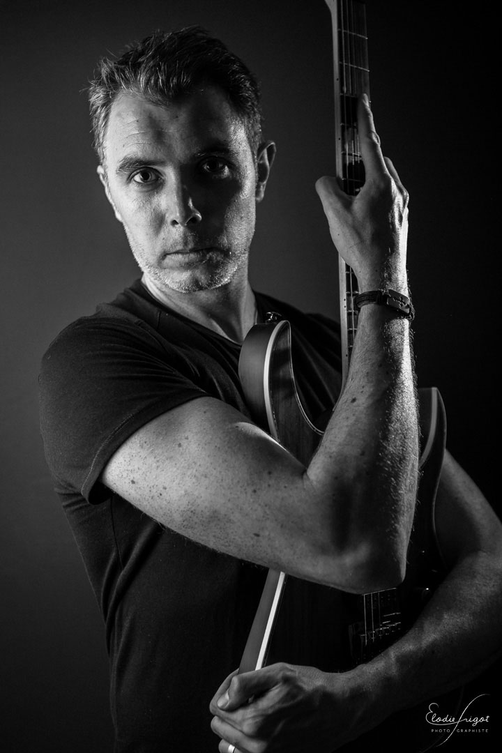 Portrait homme à la guitare au studio Elodie Frigot Photographe