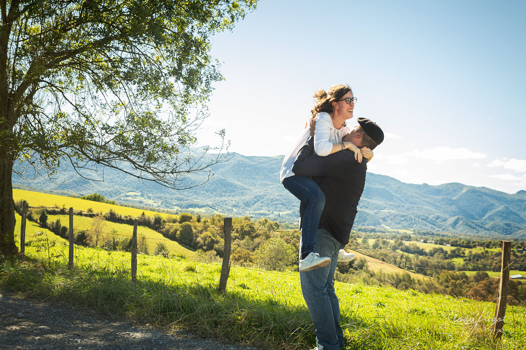 Photo Couple fun dans les bras devant paysage montagnes Pyrénées Elodie Frigot Photographe