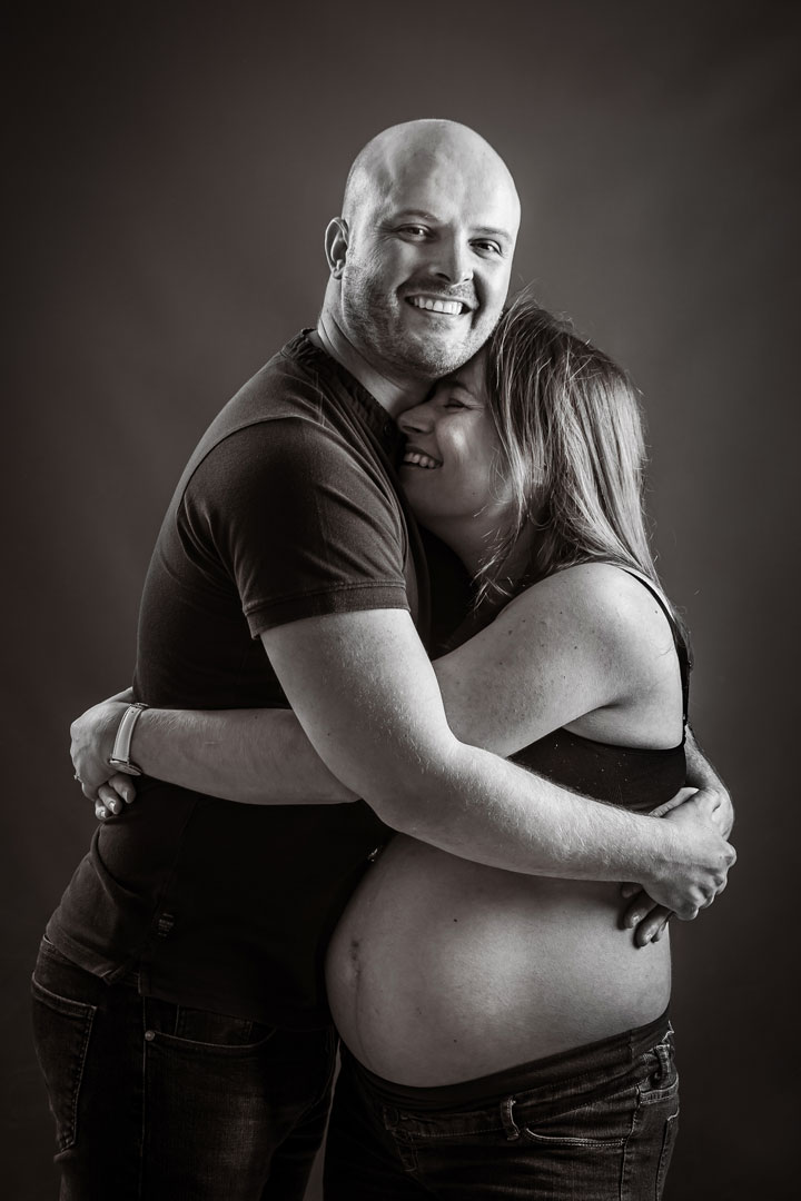 Photo Grossesse heureuse en couple au studio Elodie Frigot Photographe