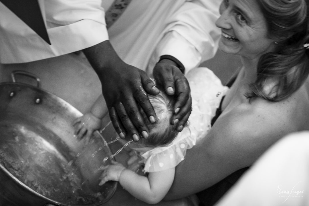 Photo reportage bénédiction bébé à l'eau bénite Baptême et mariage à l'Eglise - Elodie Frigot Photographe