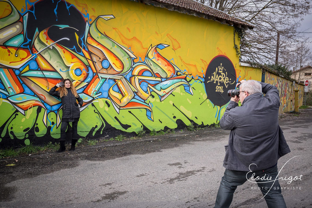 Stagiaire en shooting avec modèle sur fond de graffiti - Elodie Frigot Photographe