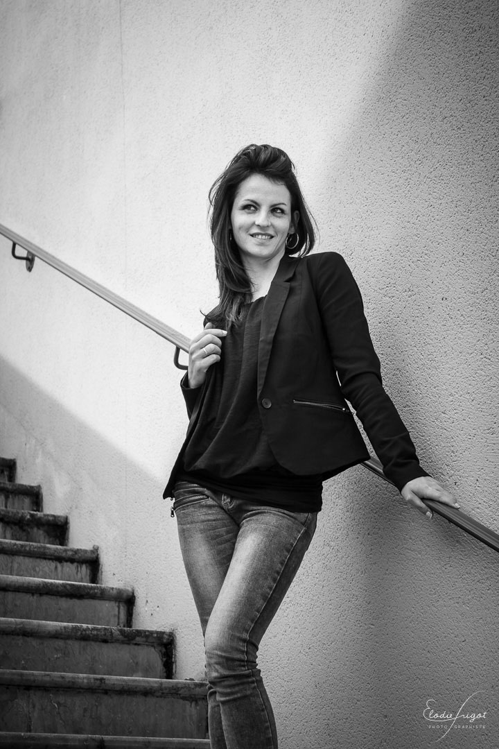 Photo de modèle en noir et blanc dans les escaliers - Elodie Frigot Photographe