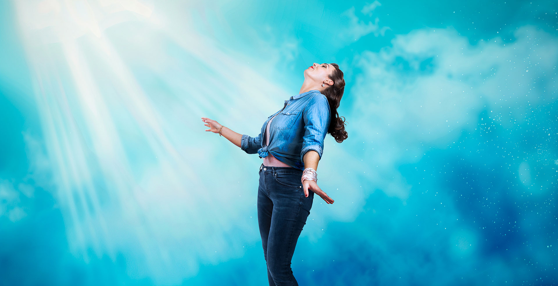 photo de Pinup libérée sur fond de ciel bleu