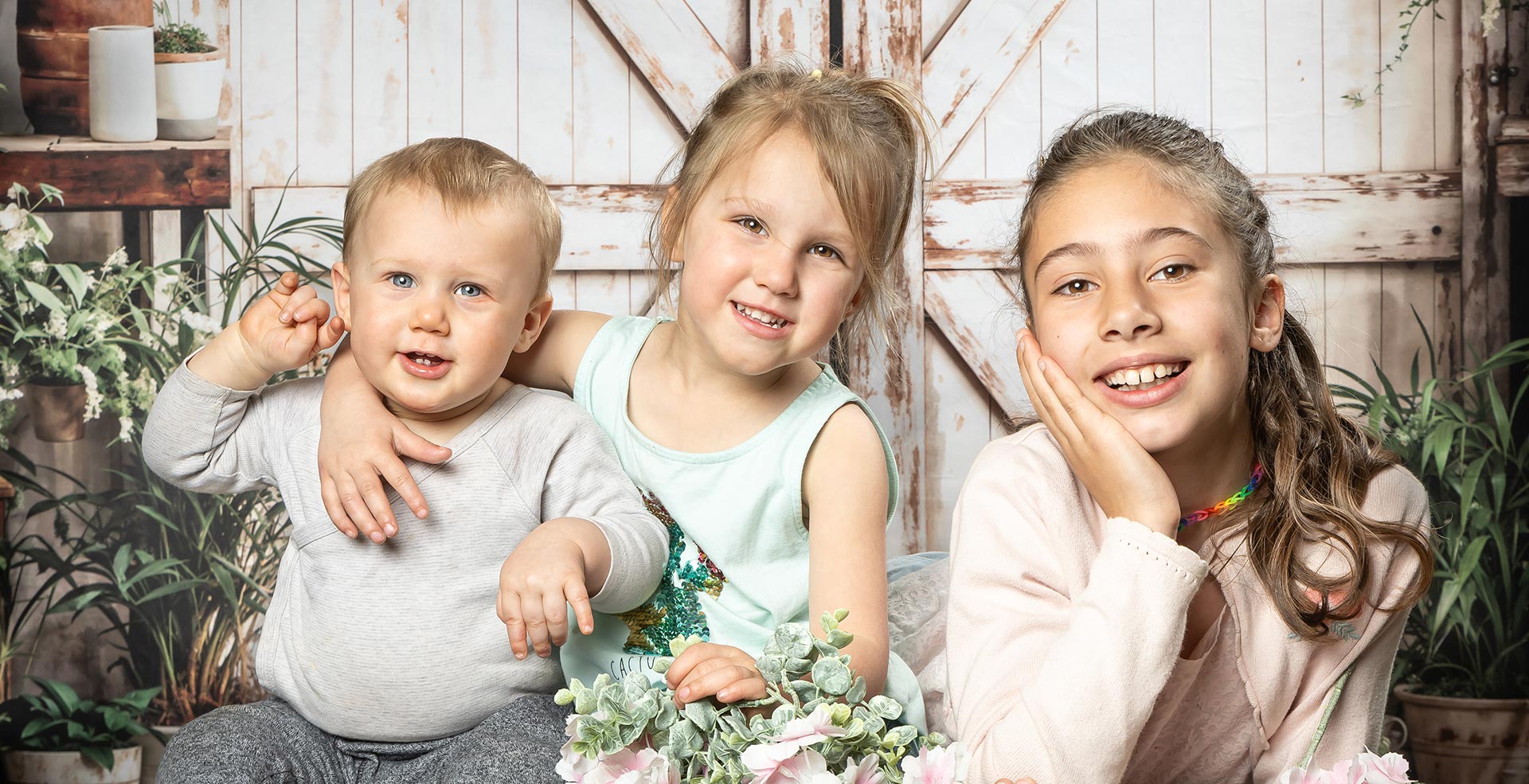 Shooting photo express enfants fratrie souriant sur fond portes de grange